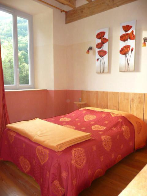Gite la Fargue de Cabre Val-de-Sos Chambre photo